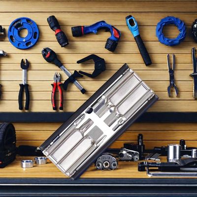 Verbeter je fiets met onze zilveren hexagonale schroevendraaier en sleutel.